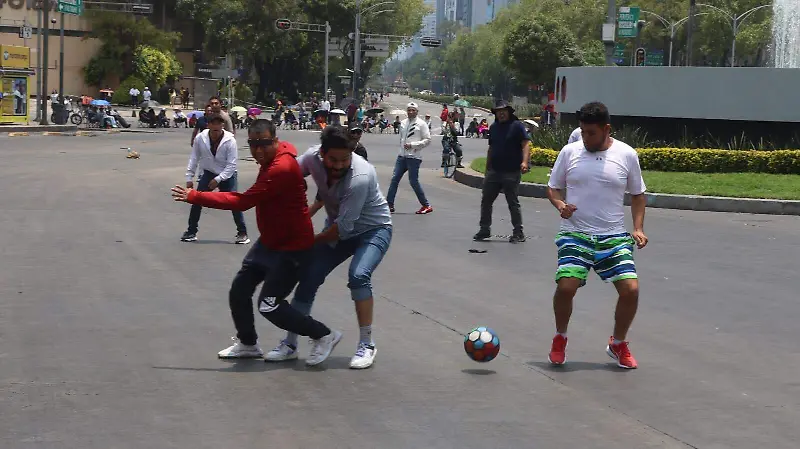 CNTE juega cascarita sobre paseo de la reforma